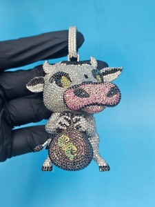 Colgante de vaca de plata 925 con moissanita y diamantes, amuleto de animal totalmente engastado, colgante personalizado y otras joyas de diamantes - Product Image 1