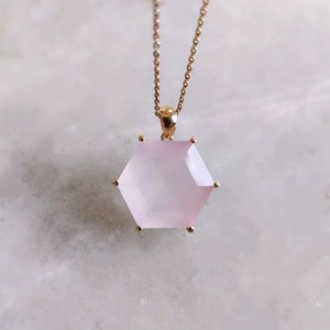จี้หกเหลี่ยมโรสควอตซ์ธรรมชาติ จี้ทอง 14K ประดับพลอย ขนาด 16 มม. เครื่องประดับคุณภาพสำหรับผู้หญิง ขายส่งจากโรงงานเครื่องประดับ - Product Image 4