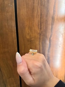 Anillo de Compromiso Solitario con Diamante Cultivado en Laboratorio, Corte Esmeralda de 12 Quilates, Oro Amarillo de 14K, Alto Pulido, Doble Punta, Certificado IGI - Product Image 5