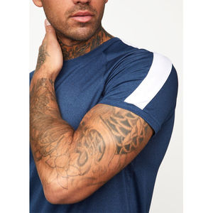 Fabricant de t-shirts de sport slim fit pour hommes, impression numérique de haute qualité, logo personnalisé OEM, au Pakistan. - Product Image 3