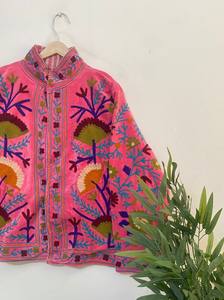 Veste matelassée de luxe en velours pour femme avec col mandarin Suzani – Broderie botanique colorée sur mesure cousue à la main - Product Image 4