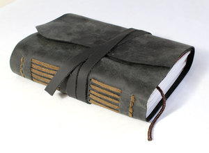 Journal en cuir de buffle véritable brun, souple et flexible, avec couverture rigide et poème imprimé à l'intérieur, idéal pour les voyages. - Product Image 3