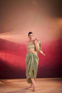 ชุดเสื้อผ้าสำหรับงานปาร์ตี้ ดีไซน์เก๋ไก๋ทันสมัย ประกอบด้วยเสื้อท่อนบนเย็บต่อชั้นๆ และกางเกงทรงสวยเก๋  ชุดผ้าไหมทัสซาร์สุดหรูสำหรับผู้หญิง ลวดลายโบโฮ แซนสคริต - Product Image 5