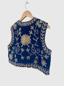 Gilet court en velours bleu brodé floral pour femme, style bohème, sans manches, col en V, fait main - Product Image 3