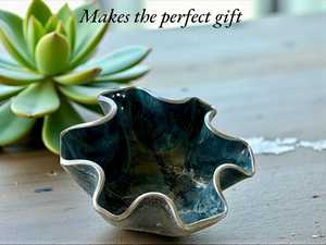 Petit bol vert sarcelle et argenté, design géode en résine époxy fait main, bol de service, cadeau de pendaison de crémaillère, décoration intérieure - Product Image 4