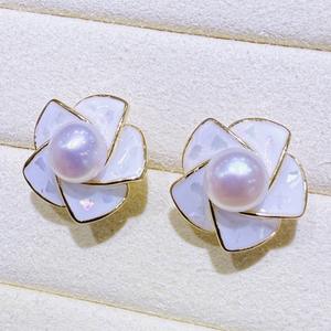 Pendientes con Forma de Bahía de Perlas de Agua Dulce, Estilo Dulce y Fresco con Sonido Explosivo de Concha de Camelia de Montaña - Product Image 1