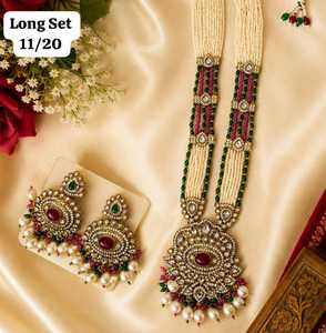 Parure de collier et boucles d'oreilles de mariée indienne haut de gamme, plaqué or antique, avec micro-incrustations Kundan, perles et motif floral long, style Polki - Product Image 1