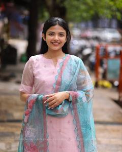 Gulab Modern Baby Pink Organza Kurti Set con bordado floral verde emparejado con Duppata y Shaw hecho de tela Reyon - Product Image 2