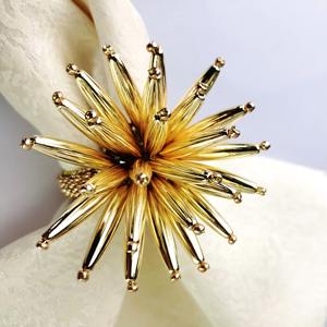 De magnifiques bagues en cristal et en métal peuvent être stylisées toute l'année, s'adaptant sans effort aux thèmes saisonniers grâce à des échanges simples de serviettes. - Product Image 6