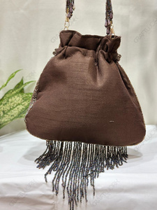 Bolso de Hombro con Flecos de Cuentas Negras y Dorado Antiguo, Bolso de Mano Geométrico para Fiestas y Eventos para Mujer - Product Image 4