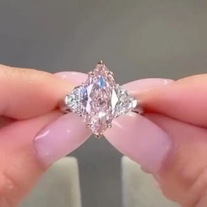 Bague de fiançailles pour femme en argent sterling 925 de haute qualité avec trois pierres de moissanite rose taille marquise de 4,0 carats, finition or rose et or blanc - Product Image 2