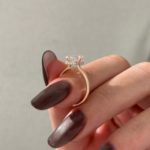 Bague de fiançailles unique en or 14k/18k avec diamant de laboratoire taille émeraude de 2,5 carats, sertie d'une bague de fiançailles en forme de boussole et d'un halo caché, certifiée IGI - Product Image 2