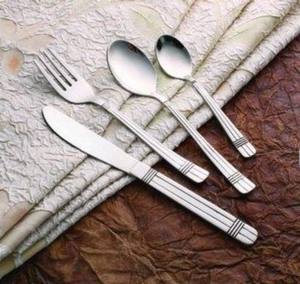 Juego de cubiertos de acero inoxidable con bordes lisos, cuchara, tenedor, cuchillo, diseño elegante, para uso en hoteles y restaurantes. - Product Image 1