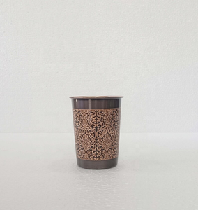 Gobelet antique en cuivre noir avec gravure florale ornée, tasse à boire en métal faite à la main pour la maison, les repas et les cadeaux - Product Image 2