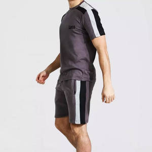Ensemble décontracté 2 pièces pour homme, respirant, style streetwear, avec imprimés de haute qualité et rayures latérales, t-shirt à manches courtes et short pour l'été - Product Image 1