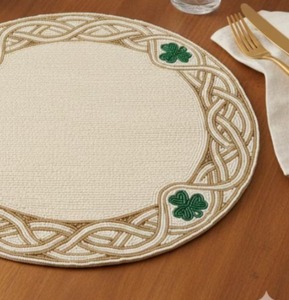 Manteles individuales con diseño de trébol verde y crema, hechos a mano con cuentas, decoración artesanal para mesa, por Blossom Craft India - Product Image 3