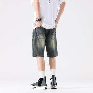 Pantalones cortos de mezclilla para hombre con parches personalizados de streetwear, logotipo, diseño en relieve personalizado, cadena impresa y piedras. - Product Image 3