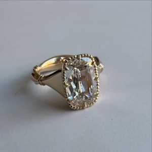 Bague Art Déco en Or Jaune 10K avec Diamant de Coupe Coussin 'Old Mine' de 5.02 carats, cultivé en laboratoire, Bijou de Fête pour Mariage, Fiançailles, etc. - Product Image 1