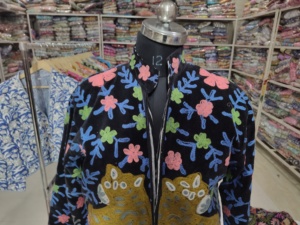 Blouson bomber brodé à la main pour femme avec motif floral et motif chat, fermeture éclair, style automne, cadeau pour elle - Product Image 4