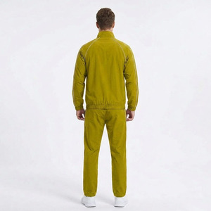 Ensemble de survêtement unisexe personnalisé avec logo, écologique, imperméable et respirant, couleur olive, 2 pièces : veste légère et pantalon de jogging avec passepoil - Product Image 2