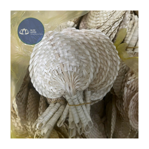 [MEJOR VENTA] |   Abanico de mano de hoja de palma tejida |   Ventilador de mano para recuerdo de boda, decoración de fiestas y eventos, Vietnam - Product Image 1