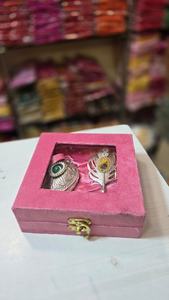 Ensemble de broches élégantes en plumes de paon, charme traditionnel et finesse contemporaine, accompagné d'une boîte à bijoux - Product Image 2