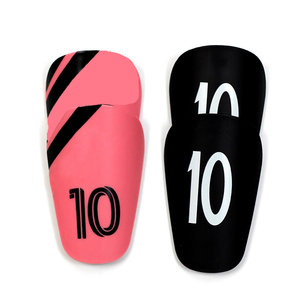 Protège-tibias en plastique noir avec impression par transfert thermique numéro 10 pour la protection des joueurs de football adultes, toutes saisons, légers - Product Image 2