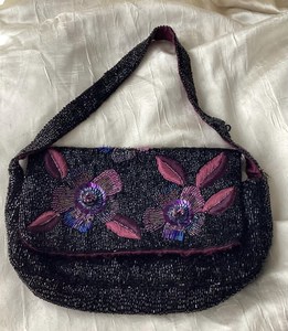 Bolso de Mano Negro Hecho a Mano con Cuentas, Bordado Floral Morado, Estilo Lujoso, Forma Personalizada, Ecológico, Ligero y Duradero - Product Image 4
