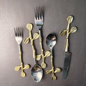 Épandeur à beurre gourmet artisanal en bois doré, orné de motifs botaniques sculptés et d'un fini écologique poli - Product Image 6