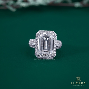 Superbe bague vintage en or avec diamant de laboratoire taille émeraude, halo micro-pavé, double bordure, sangle fendue et monture ouverte - Product Image 2
