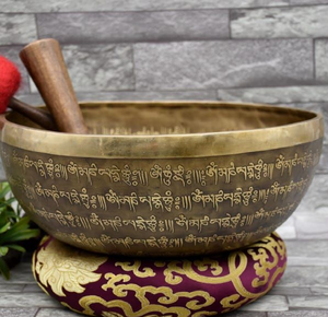 Par de cuencos tibetanos de latón con grabado geométrico de mandala en el interior, incluye martillo y base, disponible a precios de mayorista. - Product Image 3
