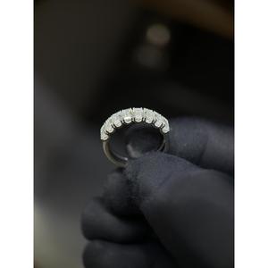 Bague solitaire élégante en moissanite de laboratoire avec sertissage sécurisé par griffes, idéale pour les fiançailles et les propositions de mariage - Product Image 6