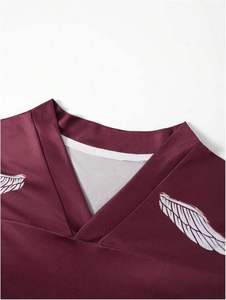 เสื้อฟุตบอลผ้าฝ้ายออร์แกนิคสีแดงเลือดหมู หมายเลข 69 ปีกสีขาวทอง คอวี แขนสั้น สไตล์วินเทจสำหรับผู้ชาย ทรงปกติ - Product Image 4