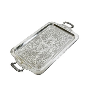 Plateaux de service rectangulaires en aluminium moulé avec bordure gaufrée, finition argentée, pour la maison et les hôtels, pour servir des aliments et des boissons sur table. - Product Image 4