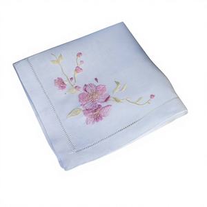 Des broderies gracieuses de fleurs de cerisier sur du lin naturel doux, ajoutant une touche de romantisme printanier aux tables élégantes. - Product Image 4