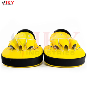 Mitaines de frappe courbées à doigts séparés avec support de poignet sécurisé pour l'entraînement MMA et de Kickboxing – Pads de boxe jaunes et noirs - Product Image 4