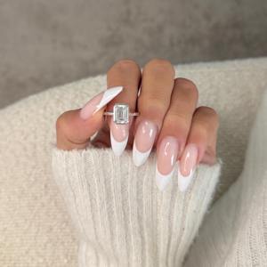 Anillo de Compromiso con Diamante Cultivado en Laboratorio, Corte Esmeralda de 2 Quilates, Biselado, Oro Blanco de 14K, Certificado IGI D-VVS2 - Product Image 5