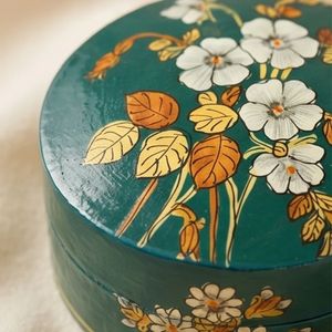 Caja de Joyería Cilíndrica Premium con Estampado Floral Cachemir en Color Verde, Estilo Tradicional con Tapas para Almacenamiento de Joyas - Product Image 3