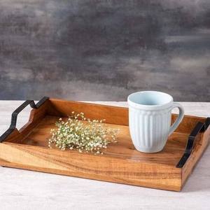 Plateau de service rectangulaire de luxe en bois d'acacia pour la restauration en gros, avec poignée dorée élégante, idéal pour hôtels et restaurants - Product Image 4