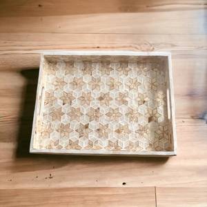 Plateau de service et de rangement en mosaïque géométrique avec incrustation de nacre, base en bois, fait main, design moderne et luxueux, passe au lave-vaisselle - Product Image 2
