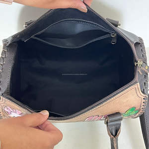 Nuevo Bolso de Viaje de Cuero de Diseño Artesanal, Bolso Deportivo Mediano de Cuero Vacuno Premium con Estampado de Cactus Colorido y Elegante - Product Image 6