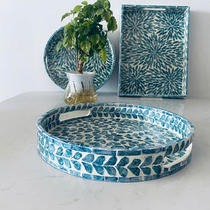 Plateau de service carré en bois moderne fait à la main avec incrustation de résine, multi-usages, décoration de Noël pour le salon et la salle à manger - Product Image 3