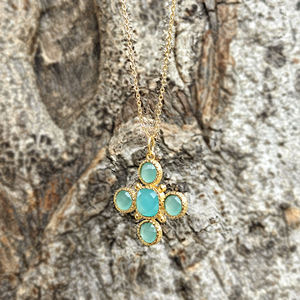 Collier pendentif croix en quartz améthyste violette délicat, bijoux spirituels, métal texturé, chaîne en laiton plaqué or 18 carats. - Product Image 5