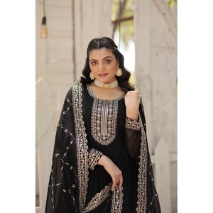 Robe de soirée élégante brodée de sequins, coupe trapèze, avec de magnifiques détails - Product Image 3