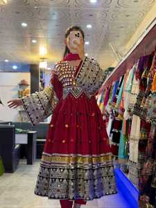 Últimos diseños de vestidos de boda casuales afganos Kuchi para mujer, con bordados elaborados, vestido afgano hasta la rodilla, transpirable para mujer. - Product Image 4