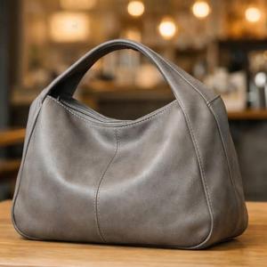 El artículo en la imagen es una bolsa de cuero tipo bandolera Charlie Middleton Seaweed Dual Zip. - Product Image 3