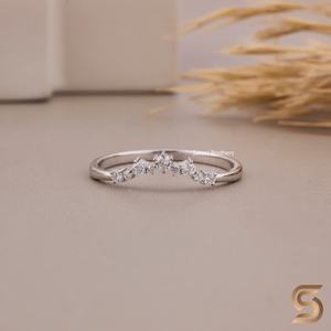 Anillo de banda curva con diamantes cultivados en laboratorio, corte redondo, diamantes EF VS, minimalista, apilable, joyería fina, diseño elegante - Product Image 1