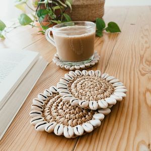 Sous-verres en raphia élégants ornés de coquillages marins, tapis de table écologiques en fibres naturelles tissées style bohème, pour tasses, mugs, décoration de salon tropical ou de plage - Product Image 1