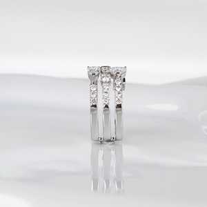 แหวนมอสซาไนต์ทรงต่างๆ หลายแบบ ประดับสามแถวเต็มวง ดีไซน์โรแมนติก ทำจากเงินแท้ 925 เหมาะเป็นของขวัญสำหรับแฟนสาว - Product Image 4