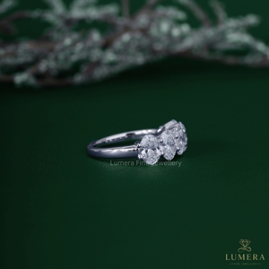 Anillo de eternidad de cinco piedras con diamante de laboratorio de corte ovalado elegante de 2.65 quilates, anillo nupcial a juego para mujer - Product Image 4